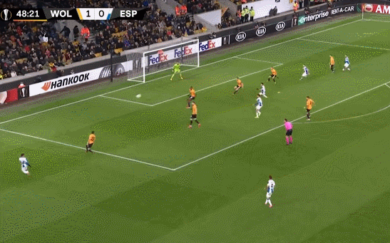 武磊头球偏出。 西班牙人欧联4球落败 武磊首发出场险些破门