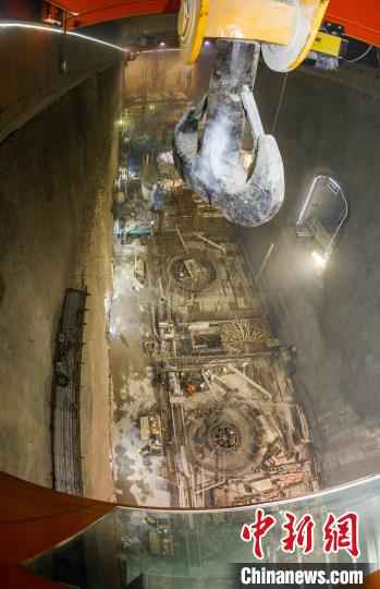  95后“空姐”大山深处开桥机