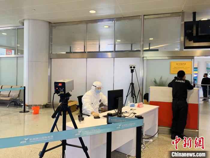 资料图:杭州萧山国际机场到达出口。 张斌 摄 浙江:所有入境人员均需集中隔离14天 费用自理