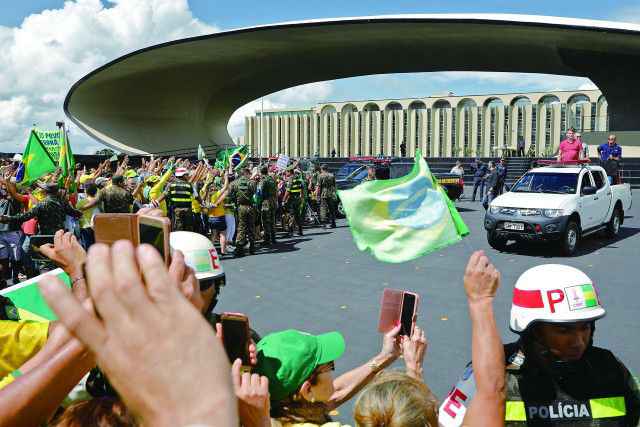 疫情应对之争撕裂巴西:多方主张严格防控 总统带头反对隔离