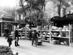 小区门前快递一放两个月 货架方便反让人“懒惰