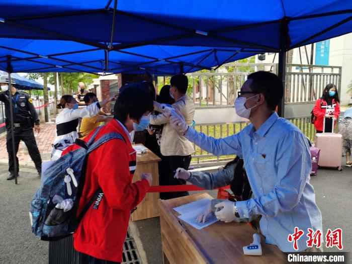 6日下午,北师大海口附属学校对返校学生测量体温。 张茜翼 摄 海南高三、初三开学 单人单桌上课错时就餐