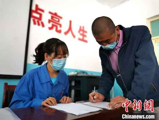 王晓龙正在签订就业意向书。 董玥夕 摄 新疆技能培训助农民“长本领” 就业有底气